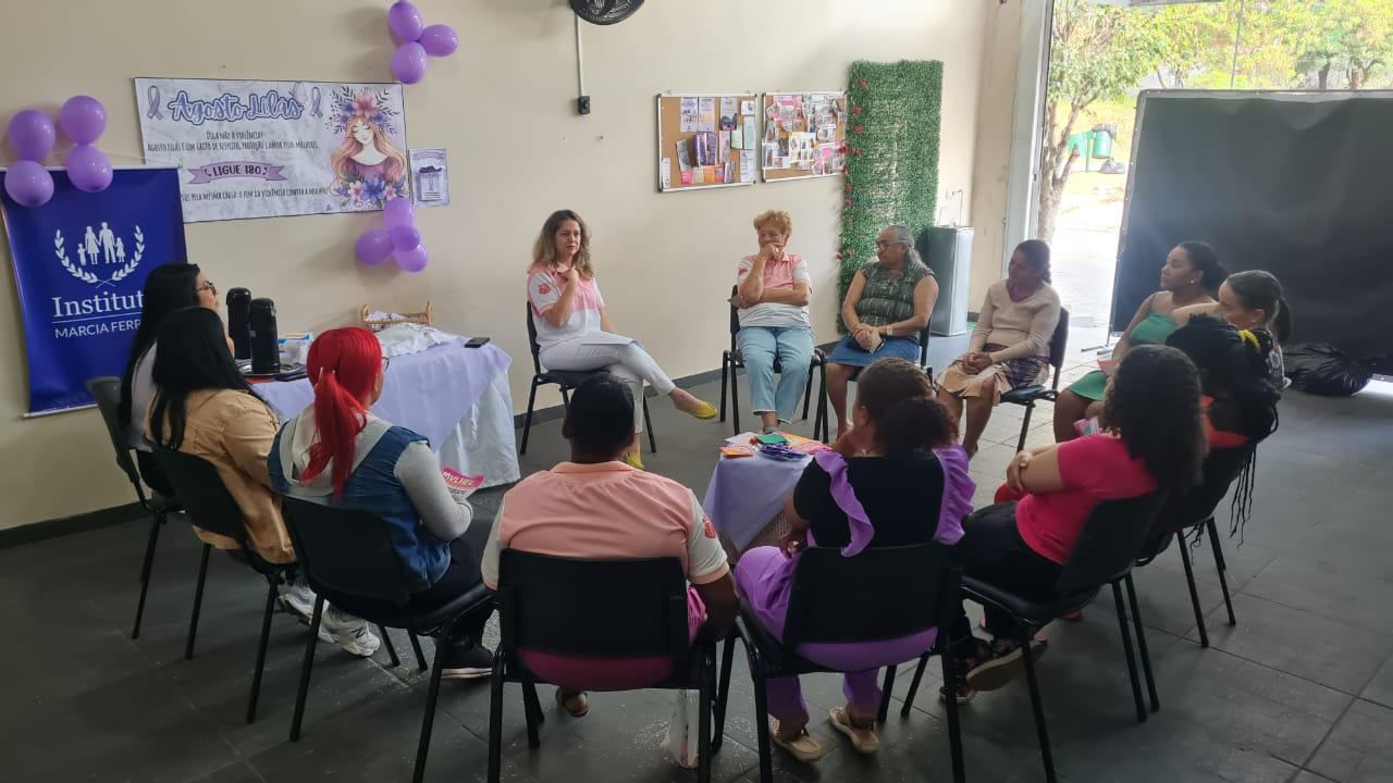 Participantes do Projeto Primeira Amiga em roda de conversa